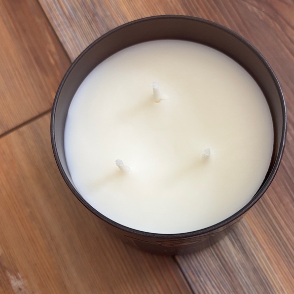 White Barn Leaves Scented Candle - Picture 3 of 5